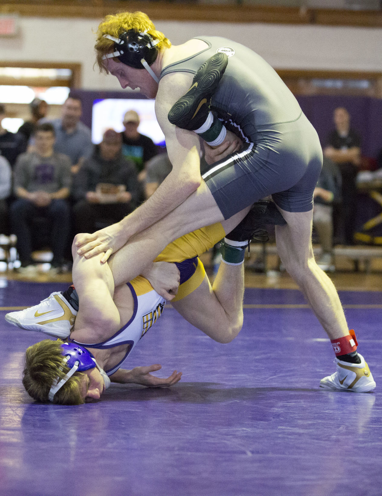 011220kw-uni-wrestling-03